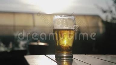 日落时喝杯啤酒。 降温消暑饮品理念..
